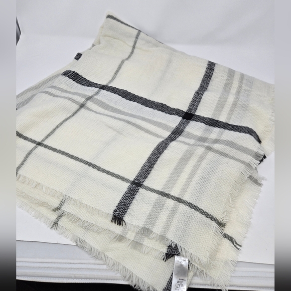 OLD NAVY OVERSIZE FLANNEL BLANKET SCARF CREAM PLAID SHAWL WRAP WOMEN OS COZY - Picture 6 of 12